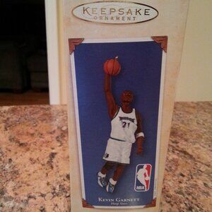 Hallmark Keepsake Ornament Collector's Series - Hoop Stars - Kevin Garnett 2002